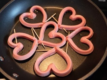 step4: 在鍋中放少許油，放入心腸先煎香。