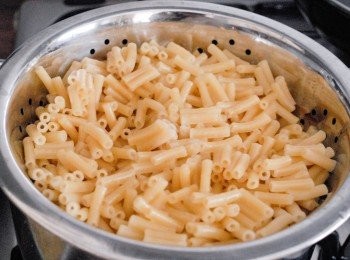 step1: 用一大煲沸水，下兩茶匙鹽煮通心粉，瀝乾水份備用 （按包裝上指示少煮兩分鐘）