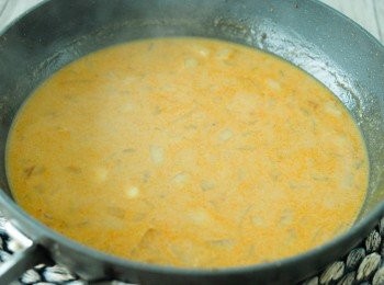 step5: 然後下淡忌廉，下少許魚露和糖調味