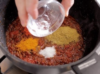 step10: 炒香料粉→放入薑黃、卡宴辣椒、芫荽與鹽拌炒