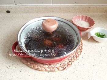 step11: 用隔篩將滷水汁浸過火<a href="https://bit.ly/3uTwVKG" target="_blank" data-keyword="雞腎" class="guide-link"><strong>雞腎</strong></a> <span style="display:inline-block;vertical-align:middle;margin-top:-3px;color:initial;border-radius:3px;padding:2px 3px;font-size:12px;line-height:14px;background:#87d300;color:#fff;">即買</span> 面 , 蓋上蓋浸至入味 (袁太浸左2小時已經好夠味)