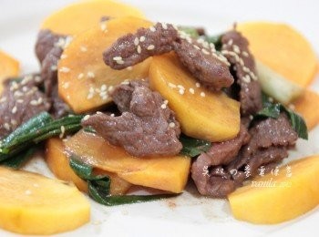 step6: 柿子的顏色看起來很秋天又溫暖，也很下飯，柿子爽翠的口感及不會過甜的味道和牛肉超搭的喔