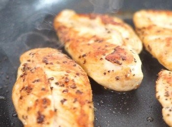 step2: 燒熱油鑊，用中火把雞肉煎至兩面金黃色，盛起。