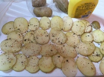 step2: 噴或掃上適量牛油/橄欖油。 灑上適量鹽、黑椒及辣椒粉。