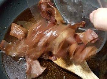step5: 再放入黑木耳用中大火煮至杰身收汁