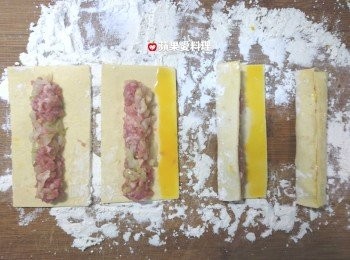 step6: 將<span class="group_1">內餡</span>放在起酥片中間，起酥片右邊塗上蛋黃液，起酥片左邊往內折，起酥片右邊往內折。