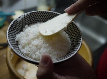 step2: 取一適量米飯在小碗裏，輕壓成型。