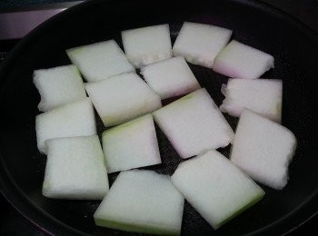 step10: 冬瓜加少許油略為煎軟身