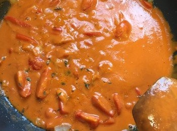 step11: 蝦湯加回鑊中攪勻，轉收細火，保溫。