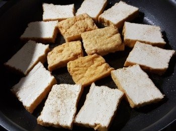 step3: 將豆腐用少許油將兩邊用慢火煎至金黃
