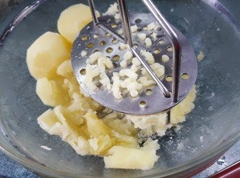 step7: 再用壓薯蓉器將薯仔壓成薯蓉(亦可以用义壓)