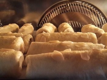 step4: 烤箱預熱5分鐘 將捲好的吐司表面塗上蛋液灑些杏仁片 放入烤箱上下火180考20分至外酥內軟