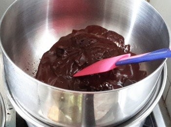 step3: 巧克力切成小塊，用隔水加熱，把巧克力完全溶化，待涼備用