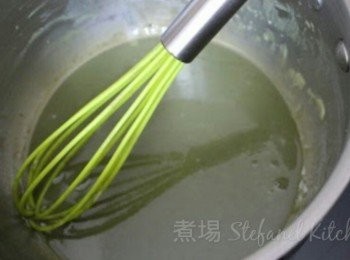 step3: 用一個細碗加入綠茶粉及牛奶攪溶綠茶粉至沒有粉粒, 準備一個煲，開細火，倒牛奶然後加入白朱古力，快手攪溶然後關火