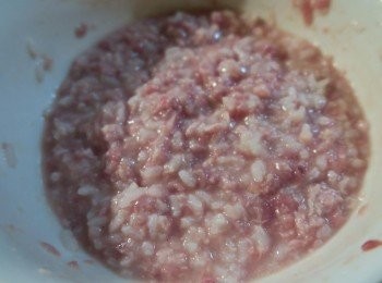 step3: 加入絞肉前.先加少許稀飯拌勻.