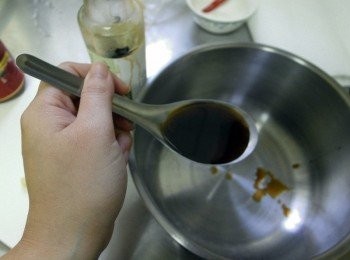 step2: 五花肉洗後擦乾，放入糖鹽、紅糟醬抓勻,鋪上保鮮膜放在冰箱內醃2晚。 亦可拿乾淨的塑膠袋內，可省下抓醃與洗鍋。