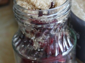 step10: 放上砂糖有點溢出來的感覺嗎??沒關係，因為罐子還有 空間的地方可以擠上去。