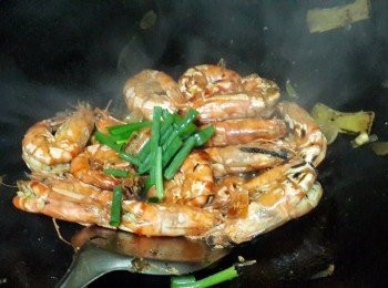 step7: 兜勻，煮至冰糖溶化，倒入剩下的蔥段炒勻即可盛碟