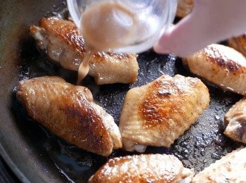 step6: 在鍋中，加入一半份量的步驟 5 ，蓋住，調到小火煮 2 分鐘，打開蓋把<a href="https://bit.ly/3zHU5V3" target="_blank" data-keyword="雞翼" class="guide-link"><strong>雞翼</strong></a> <span style="display:inline-block;vertical-align:middle;margin-top:-3px;color:initial;border-radius:3px;padding:2px 3px;font-size:12px;line-height:14px;background:#87d300;color:#fff;">即買</span> 翻面後，再加入 另一半份量的步驟 5，蓋住多煮 2 分鐘，開蓋煮至<a href="https://bit.ly/3zHU5V3" target="_blank" data-keyword="雞翼" class="guide-link"><strong>雞翼</strong></a> <span style="display:inline-block;vertical-align:middle;margin-top:-3px;color:initial;border-radius:3px;padding:2px 3px;font-size:12px;line-height:14px;background:#87d300;color:#fff;">即買</span> 乾身熟透。