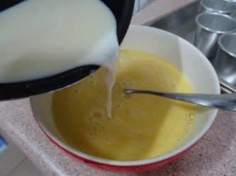 step6: 雞蛋打散(輕力不要打起泡) /  奶離火攤5分鐘，分三次倒進蛋液，用木匙攪勻