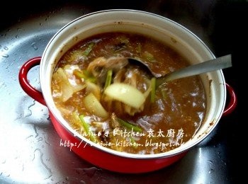 step7: 加入熱水拌勻用中火煮滾 , 蓋上蓋轉慢火先煲1小時