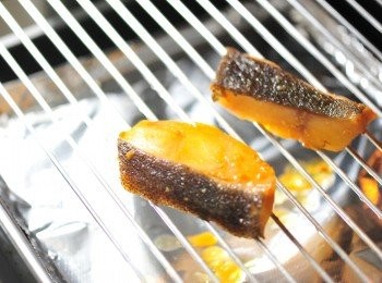 step5: 焗爐預熱至210度，在燒烤架上塗上油，盆底舖好錫紙，在燒烤架上放上鱈魚，焗10分鐘，然後反轉再焗10分鐘