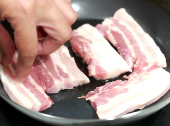 step3: 五花肉不需醃製。但需在下鍋前吸乾五花肉的水份, 儘可能保持乾爽。
因為, 如果水份太多, 煎出來的肉會老的。