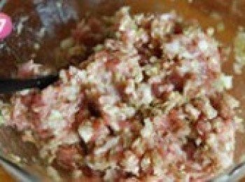 step7: 肉餡中加入白胡椒、薑粉、鹽、料酒、雞汁、生抽拌勻。加入適量的清水，邊加入邊順著一個方向攪拌。適當打一下水。白菜葉切末放入肉餡中攪拌均勻。用鹽調味後加入香油拌勻即可