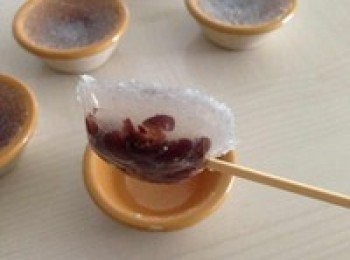 step6: 吃的時候，先用竹籤饒糕體刮一圈，然後橫向叉進去就可以把糕叉起來