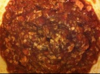 step3: 牛肉餡分多次少量加清水或步驟2中的胡蘿蔔汁儿，用筷子朝一個方向充分攪打上勁兒。