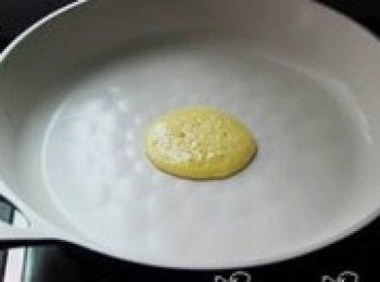 step9: 表面起泡泡，並完全凝固，用木勺試著推一下可以推動麵餅