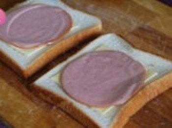 step2: 一片吐司上面放上一片芝士片。再加上一片火腿