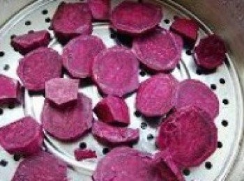 step1: 將紫薯切成片，放入鍋中蒸上8分鐘