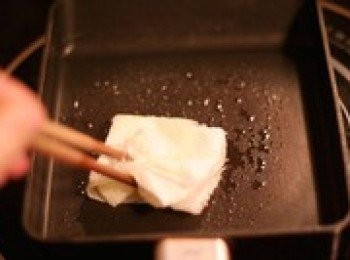 step3: 用一小張廚房紙巾折疊好，沾適量油，玉子燒的鍋子加熱後均勻塗抹上一層油。