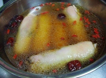 step6: 將雞腿捲一一拆開ˊ(蒸煮後湯汁別浪費倒於步驟5中)
一起浸泡ˊ覆蓋上保鮮模或容器蓋ˊ放冰箱冷藏入味
(最少浸泡1天ˊ浸泡時間越長會越入味喔)