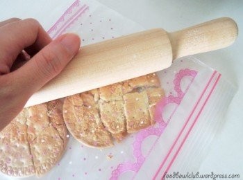 step1: 将饼干压至粹，直到非常细屑