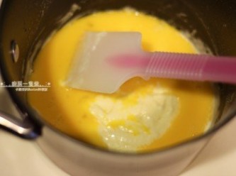 step7: 加入(a)1顆全蛋+2顆蛋黃，攪拌至光滑狀→此為蛋黃糊。