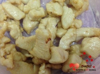 step2: 油燒至中溫,放雞丁過油至7分熟,再倒入3色蔬至9分熟撈出(整個過程約一分鐘)