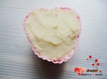 step5: 放入模型中壓平,倒扣入盤,淋上煉奶或果醬