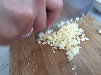 step2: 蒜頭切碎，取一容器將<span class="group_2">淋醬</span>的材料及蒜碎混和均勻，放置備用。
(可依照個人喜好，嘗試味道後斟酌調味料比例)