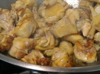 step2: 雞件半煎炸至兩面稍為金黄，撈起瀝油。