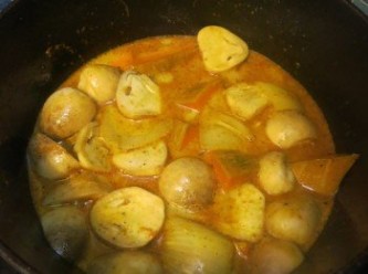 step14: － 下蝦湯及草菇和椰糖，中火煮15分鐘至南瓜軟爛
－ 下豆角再煮2－3分鐘