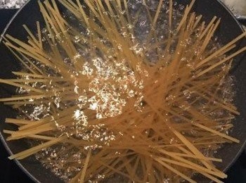 step2: 煮沸ㄧ鍋水，放入1-2茶匙的鹽，傘狀下意大利麵（依包裝上的烹煮時間）將麵煮熟，或煮到自己喜歡的軟硬度。