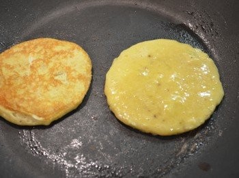 step4: 煎鍋加熱後抹上一層薄油，倒入適量香蕉蛋漿以小火兩面各煎約1分鐘形成pancake 形並熟透即可。（如家裡有不黏平底鍋，可不加油煎。）