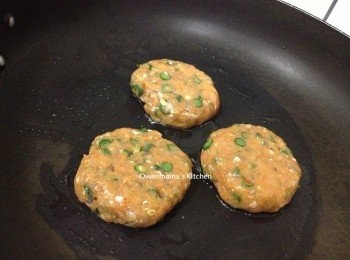 step3: 用小許水沾手, 將魚肉搓成如乒乓球大少的小的魚球 ;  

易潔鑊放一湯匙油抹開, 放魚球, 用鑊剷壓平成魚餅 (剷背先抹小許油), 再開中火煎至熟透和兩面微焦便可上碟.