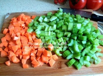 step2: 西芹 , 甘旬切粒 , 放入隔篩內用水沖洗乾淨及瀝乾水份