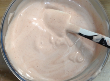 step9: 將三分一的蛋白加入蛋黃糊將s形輕輕拌勻
再加所有蛋黃糊倒入蛋白輕輕拌勻