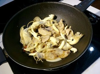 step3: 放入洋蔥、大辣椒炒香。