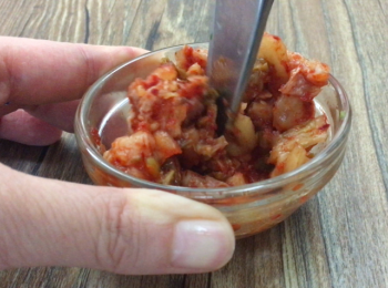 step1: 將泡菜剪碎，備用。