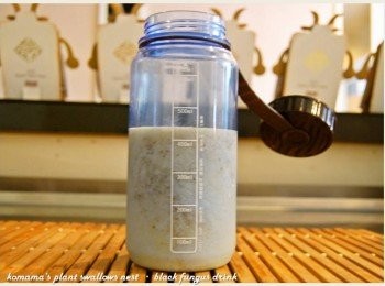 step5: 將黑木耳養生露也倒入杯中，鎖上杯蓋後，用力搖一搖。